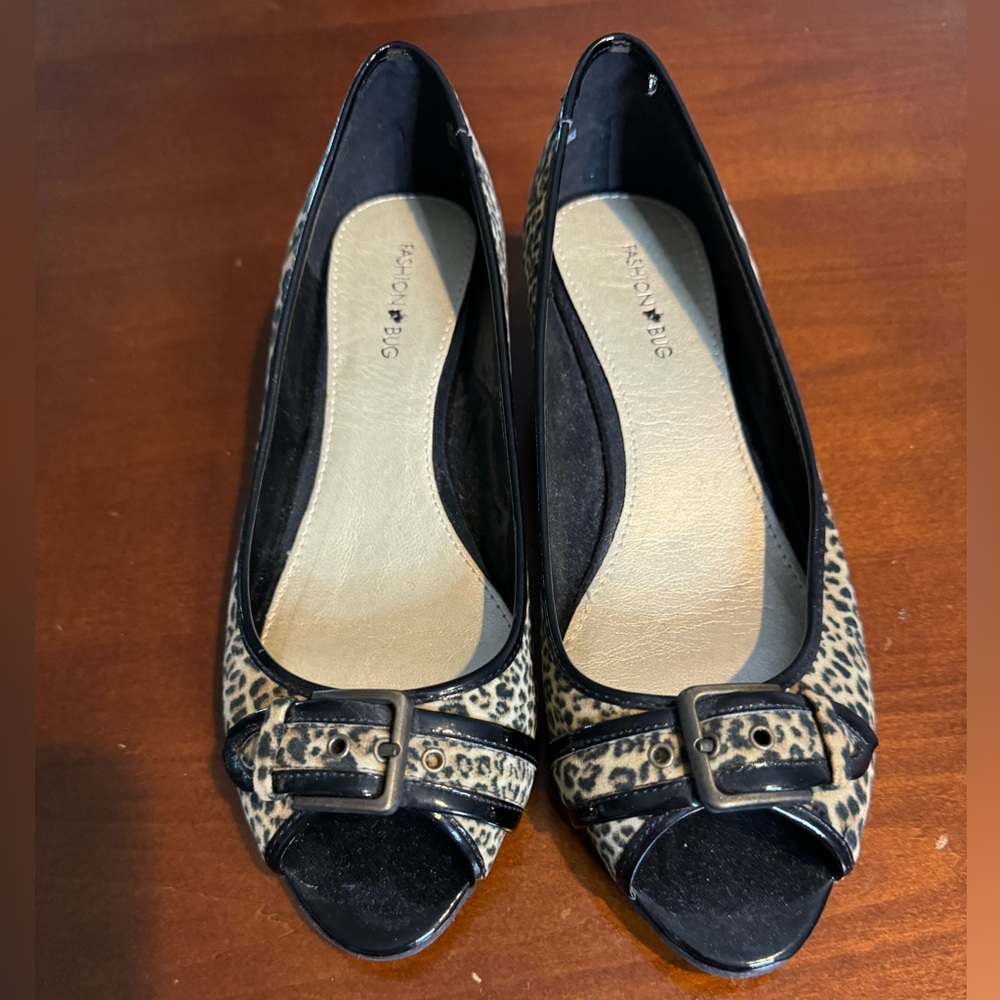 Fashion bug leopard print kitten heels, size 9.